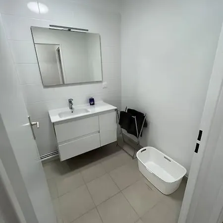 Appartement 4 Pieces A Avec Parking Pres Du Centre/lac *